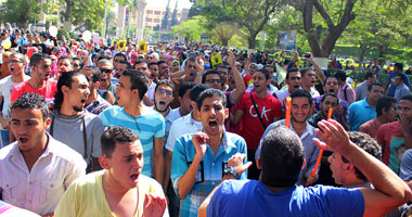 نائب جامعة عين شمس: من يريد الإضراب يجلس فى البيت