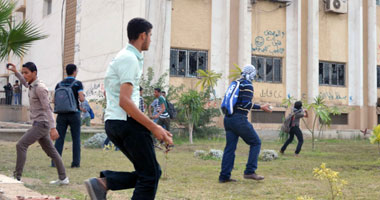 طلاب المحظورة يحاولون اقتحام مبنى رئاسة جامعة الأزهر