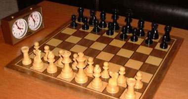 بطل العالم فى الشطرنج يلعب معصوب العينين لصالح شهداء الثورة