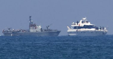 البحرية الإسرائيلية تعتقل صيادين فلسطينيين بعد إغراق مركبهم فى بحر غزة