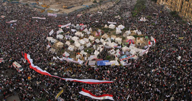 متظاهرو التحرير يشعلون النيران فى صورة "مرسى"