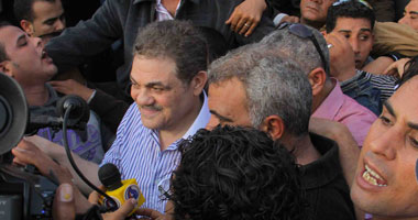 انطلاق مسيرة الوفد وشباب الحزب يهتفون "محمد مرسى باطل"