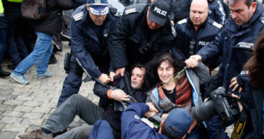 صدامات عنيفة بين الشرطة البلغارية ومتظاهرين حاولوا حصار البرلمان