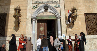 مسجد الحسين يعاود غلق أبوابه بعد صلاة العصر