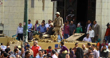 الجيش ينشر الأسلاك الشائكة بمحيط "القضاء العالى" بسبب تواجد الإخوان