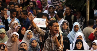 وقفه احتجاجية لطلاب الإخوان أمام كلية تجارة جامعة حلوان 