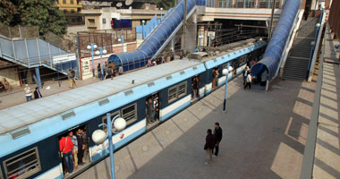 إنقاذ فتاة حاولت الانتحار بإلقاء نفسها على قضبان محطة مترو المعصرة