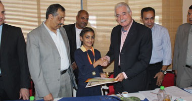 محافظ جنوب سيناء يكرم لاعبة جمباز حصلت على بطولة كازان الروسية