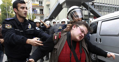 توتر وإشتباكات بين المتظاهرين والشرطة فى دياربكر بتركيا