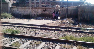 مجهولون ينزعون روابط فلنكات قضبان السكة الحديد شمال بنى سويف