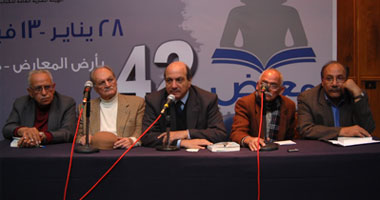 مؤلف يتهم العرب بأنهم لا يقرءون