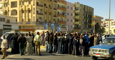 أهالى قرية ميت خميس يقطعون الطريق الدولى بالمنصورة بعد قتل بلطجى لأحد أبنائها