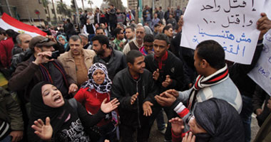 متظاهرو التحرير يهتفون ضد حكم العسكر بعد عرض انتهاكاتهم