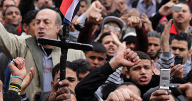 البلطجية يمنعون الثوار من عرض اللوحات والصور بميدان التحرير 