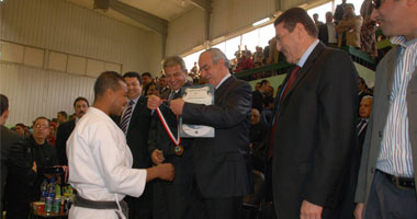 محافظ أسيوط يكرم أبطال الكاراتيه بمهرجان "ثورة بروح رياضية"