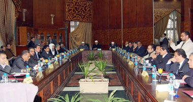 القوى السياسية و"الإخوان" والسلفيين يبحثون الأزمة فى رحاب الأزهر 