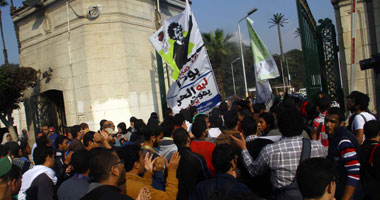 طلاب الإخوان يقطعون الشارع الرئيسى أمام جامعة القاهرة