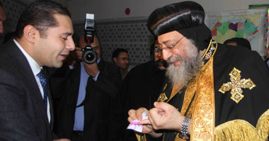 المشاهير يواصلون التصويت بـ"نعم" على الدستور.. البابا تواضروس عقب التصويت: ربنا يحفظ مصر.. أحمد بهجت: الإرهاب لن ينجح فى إفساد مسيرة الديمقراطية.. إيهاب توفيق: أنا أول المصوتين بمدينة نصر