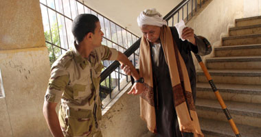 مجندون يحملون "معاقة" للتصويت.. والسيدة تدعو لـ"السيسى": "ربنا ينصرك"