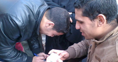 بالصور.. شباب كفر الشيخ يساعدون المواطنين للحصول على بياناتهم 