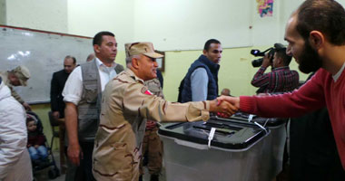 بالصور.. رئيس الأركان يتفقد لجان بورسعيد ويصافح المتواجدين 