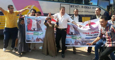 الأمن ينظم صفوف المشاركين فى الاستفتاء بمدينة نصر