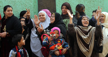 سيدات الهرم يستقبلن فتح اللجان بالزغاريد والهتاف للسيسى