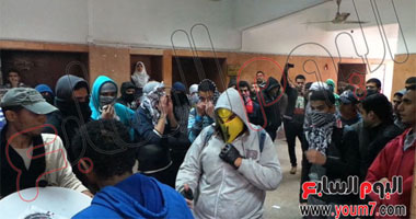 طلاب "حقوق القاهرة" يطردون الإخوان من داخل لجان الامتحان