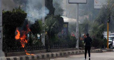 طلاب الإخوان بجامعة المنصورة يطلقون الشماريخ على الأهالى والمارة