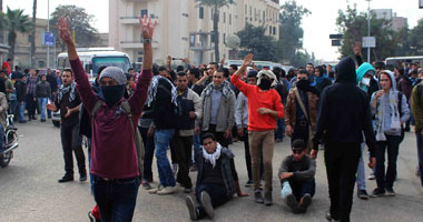 طلاب الإخوان بمدينة جامعة القاهرة يقطعون طريق بين السرايات 