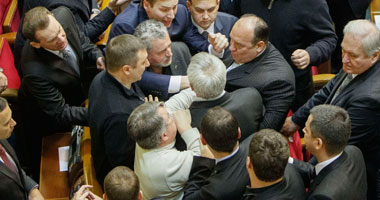 اشتباكات بالأيدى داخل البرلمان الأوكرانى بين زعماء الأحزاب السياسية