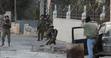 مواجهات بين فلسطينيين والقوات الإسرائيلية عقب إغلاق المسجد الأقصى