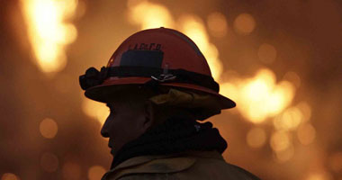قوات الإطفاء تتصدى لسلسلة من الحرائق فى "كيب تاون" بجنوب إفريقيا