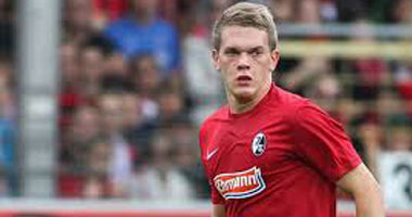 البايرن ينافس بروسيا دورتموند على مدافع فرايبورج