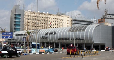 جمارك مطار القاهرة تحبط محاولة راكب يمنى لتهريب 80 قطعة ذهب مرصعة بالماس