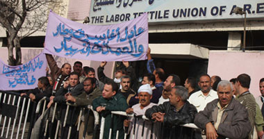 عمال غزل شبين الكوم بالمنوفية يقطعون طريق الكوبرى العلوى لتجاهل مطالبهم