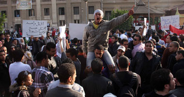 العشرات من طلاب جامعة القاهرة ينضمون لثوار التحرير