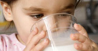 للأمهات.. تناول طفلك اللبن الحليب فى العام الأول يعرضه لأضرار صحية