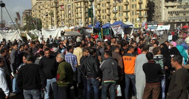 بالصور عاصفة ترابية تجبر معتصمى التحرير على اللجوء لـ "خيامهم‎"