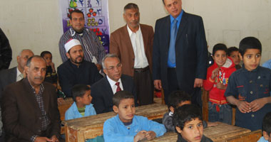 محافظ شمال سيناء يحضر الحصة الأولى بمدرسة نخل للتعليم الأساسى