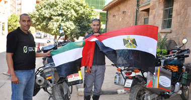 الرحالة عمر منصور يصل السودان رافعا رسائل الحب من الشعب المصرى