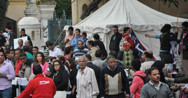 الإخوان يخرجون من الباب الخلفى لمسجد عمر بن عبد العزيز بعد حصارهم