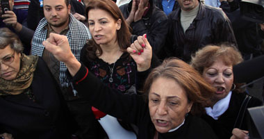 سيدات يتظاهرن أمام "الصحفيين" لدعم الجيش فى الحرب ضد الإرهاب