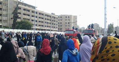 طالبات الإخوان يطلقن ألعاب النارية بتجارة الأزهر لاستفزاز الشرطة