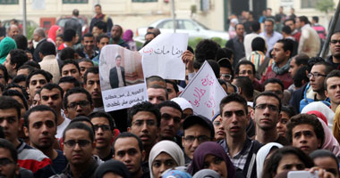 مسيرة لطلاب "تجارة القاهرة" تجوب الجامعة للتنديد بمقتل "محمد رضا"