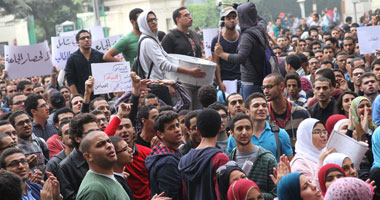 تظاهر طلاب الإخوان بجامعة القاهرة.. والأمن يغلق أبواب القبة بالحواجز
