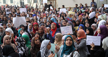 وقفة لائتلاف طلاب مصر بجامعة القاهرة للمطالبة بإجراء انتخابات الاتحادات