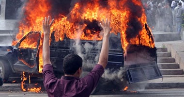 عناصر جماعة الإخوان الإرهابية يشعلون النيران بسيارة شرطة بالإسكندرية