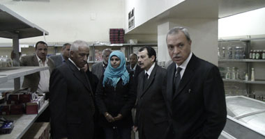 محافظ قنا يتفقد سير العمل بالمجمعات الاستهلاكية