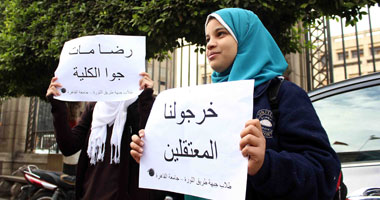 سلسلة بشرية لطلاب طريق الثورة أمام سياسة واقتصاد "القاهرة" 